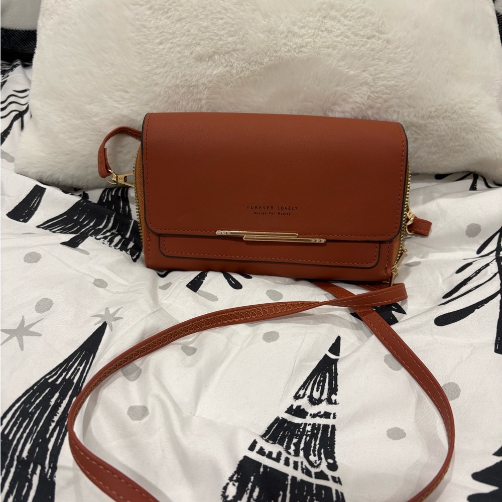 NWOT Women's Tan Crossbody Bag, several pockets for all your needs. Never used - Picture 2 of 11